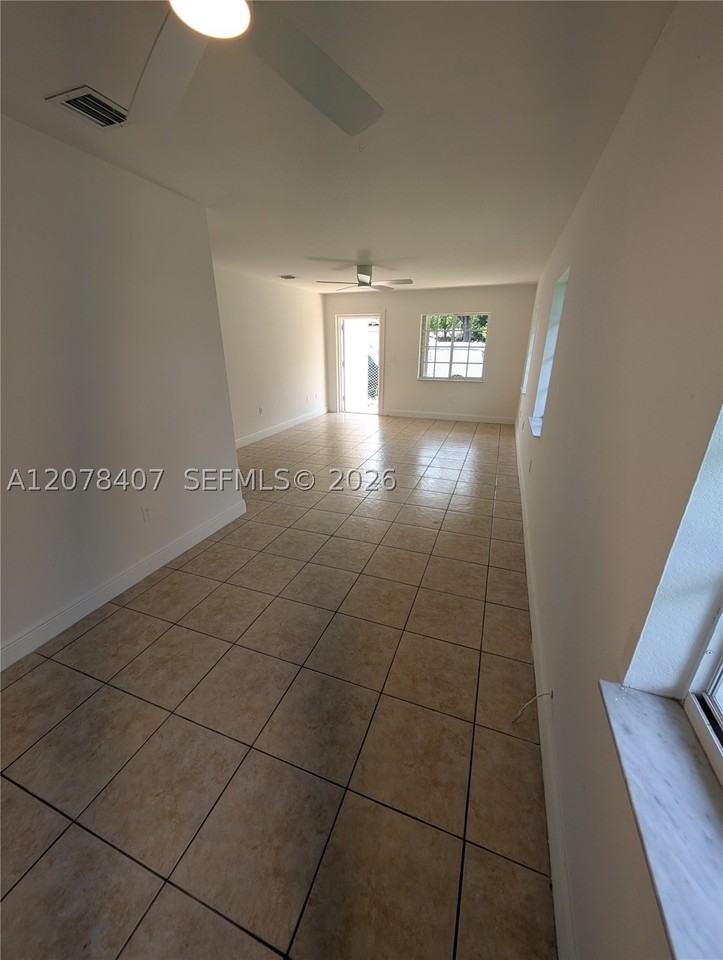 225 Nw 53rd St #R - Photo 5 of 20