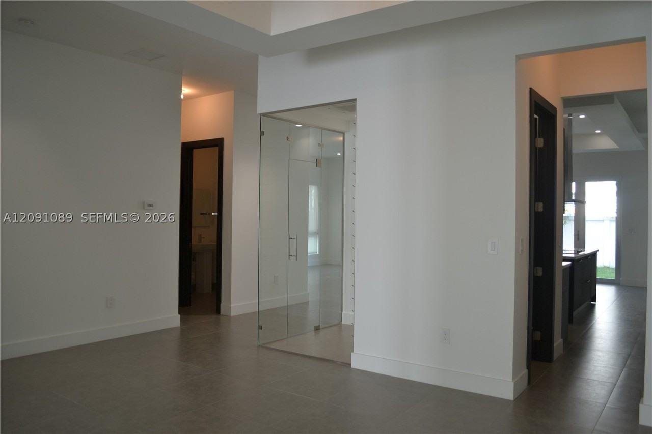 8241 Nw 34th Dr - Photo 5 of 24
