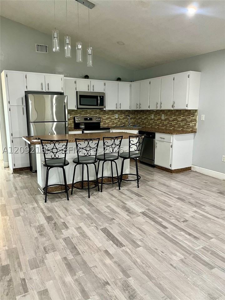 11512 Sw 6th St - Photo 3 of 15