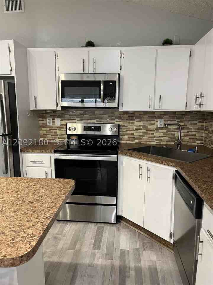11512 Sw 6th St - Photo 4 of 15