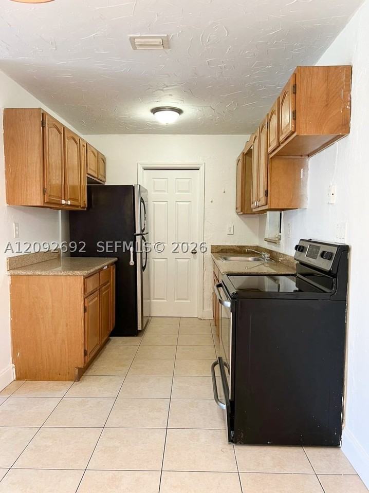 3461 Nw 17th St - Photo 5 of 18