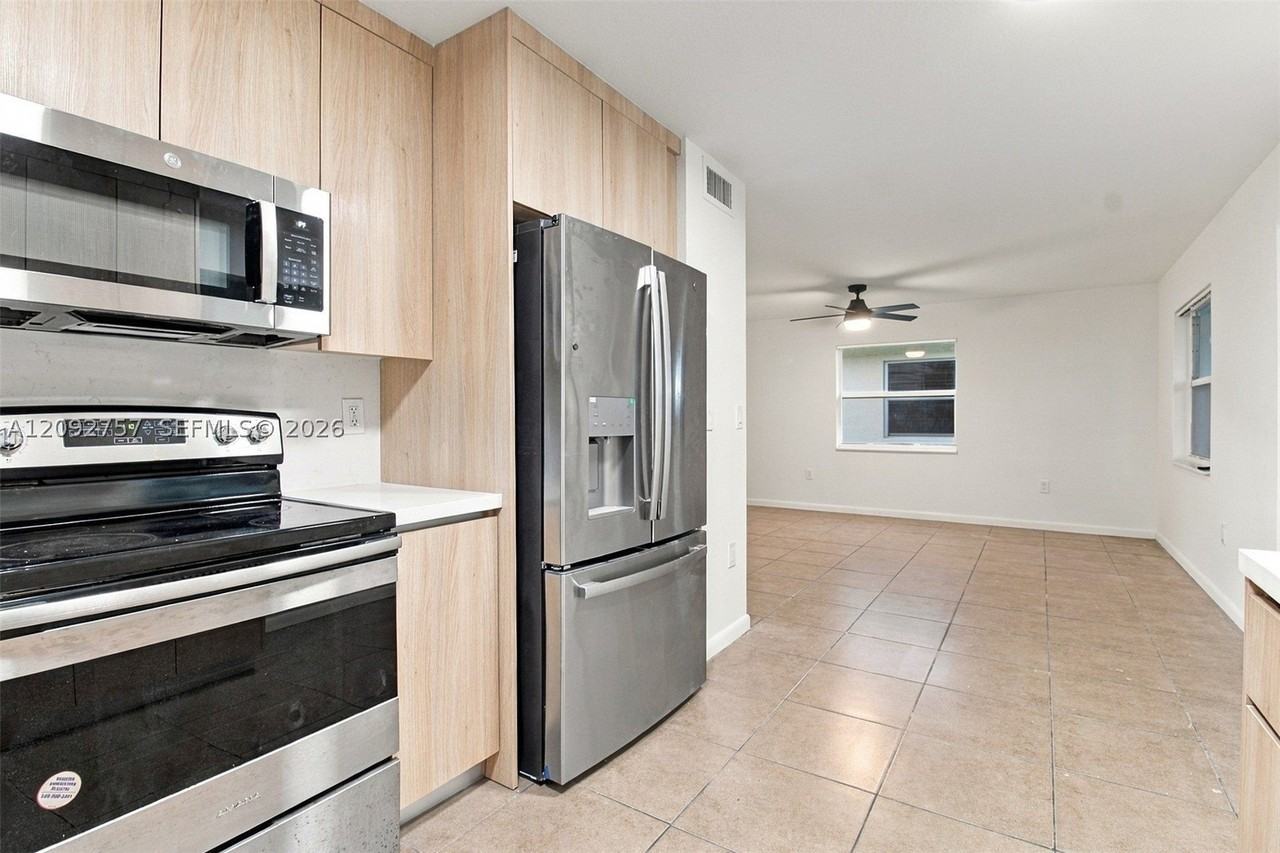 209 Ne 35th St - Photo 5 of 36