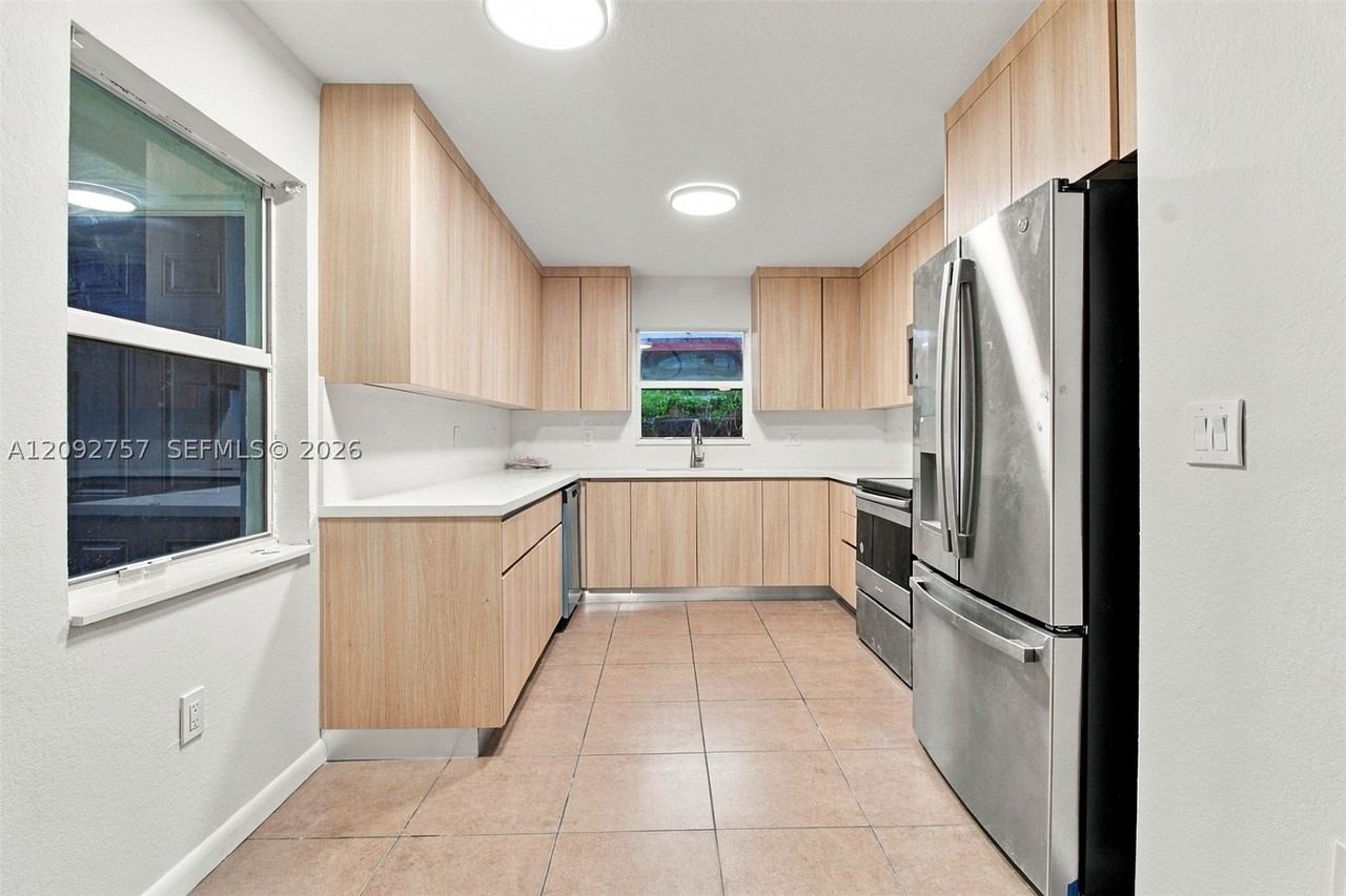 209 Ne 35th St - Photo 6 of 36