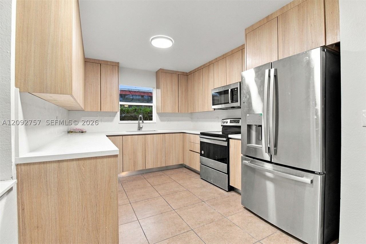 209 Ne 35th St - Photo 7 of 36