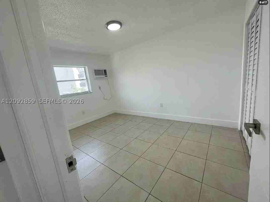 858 Sw 2nd St #4 - Photo 3 of 6