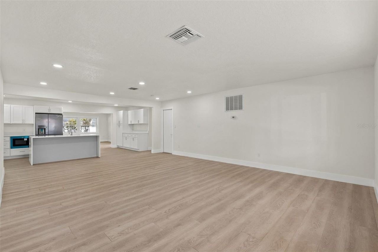 2352 Lorena Ln - Photo 4 of 31