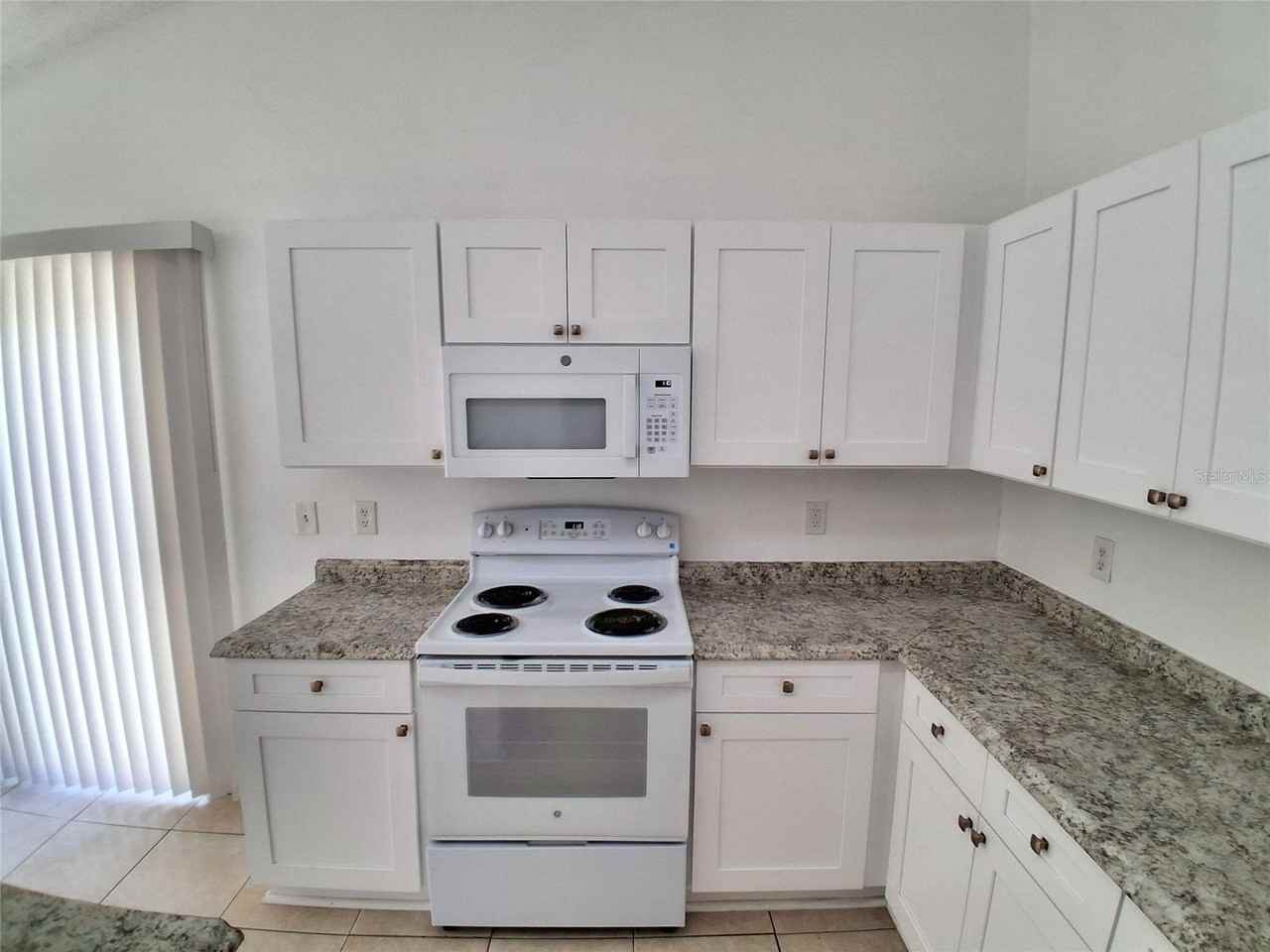 2835 Palm Isle Way - Photo 5 of 26