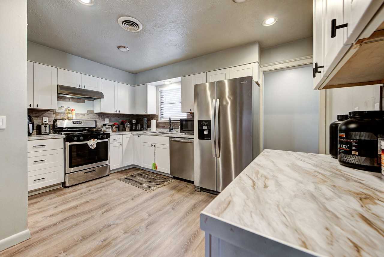 1414 Hollywood Ave #1 - Photo 6 of 17
