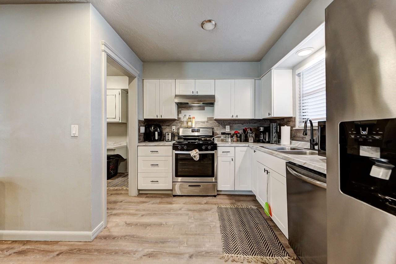 1414 Hollywood Ave #1 - Photo 7 of 17
