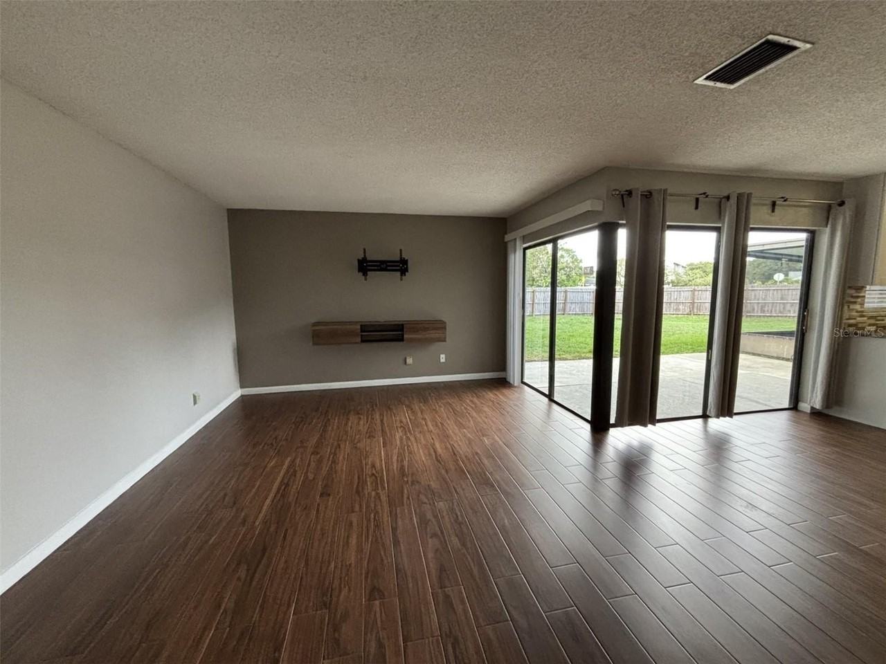4711 Grove Point Dr - Photo 4 of 22