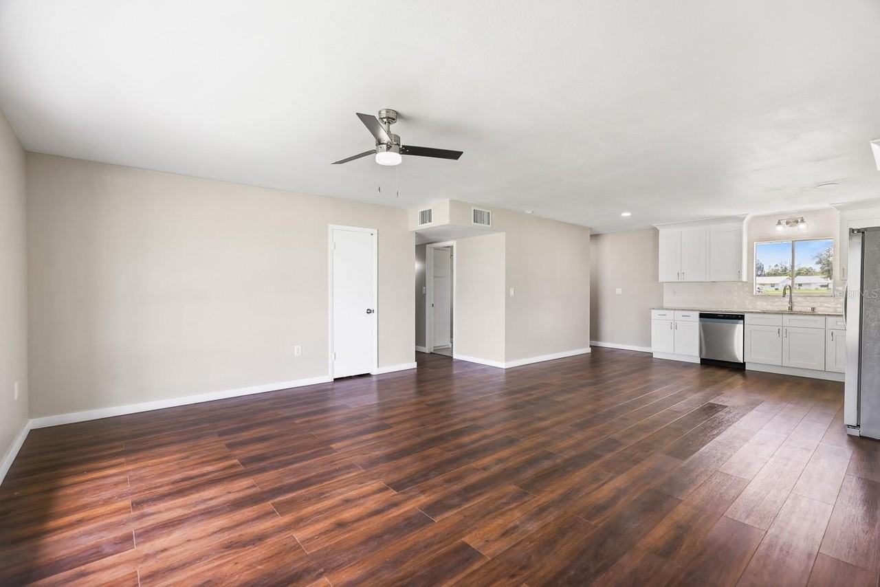 702 Desert Hills Way - Photo 4 of 35