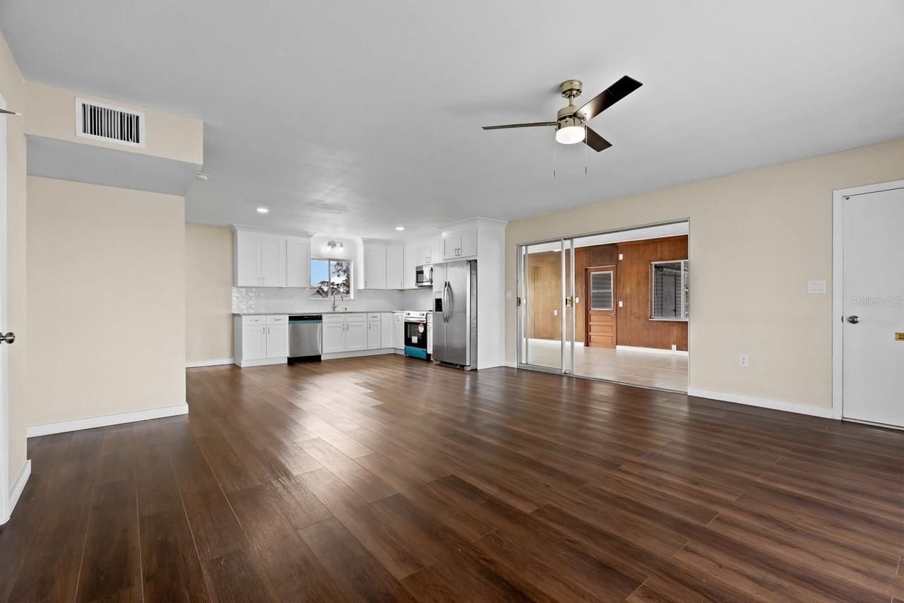 702 Desert Hills Way - Photo 5 of 35
