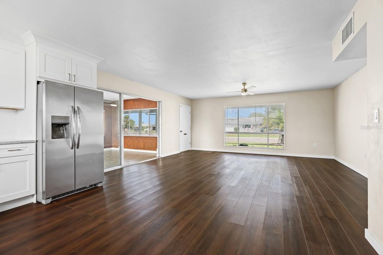 702 Desert Hills Way - Photo 7 of 35