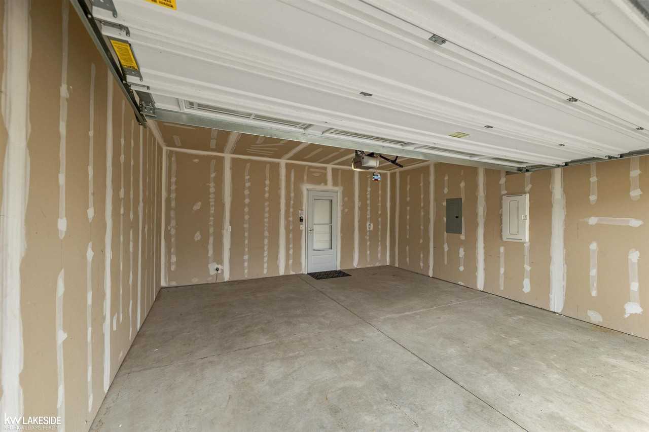 8678 Pioneer St - Photo 4 of 29