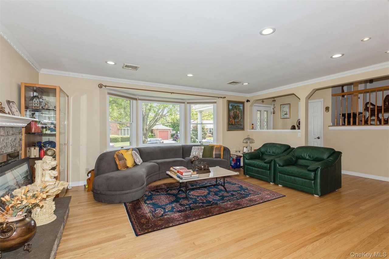 148 Lincoln St - Photo 4 of 32
