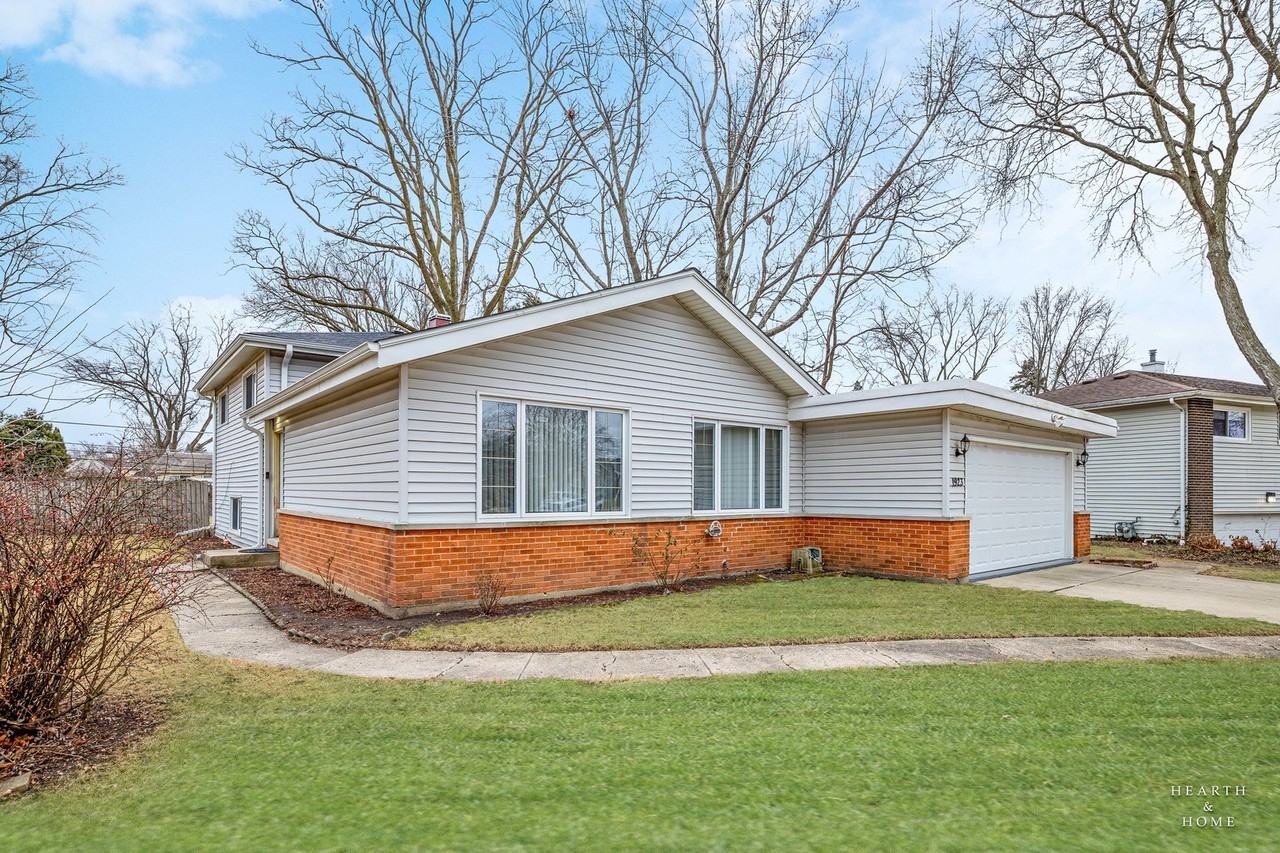 1923 E Pawnee Ln - Photo 2 of 35