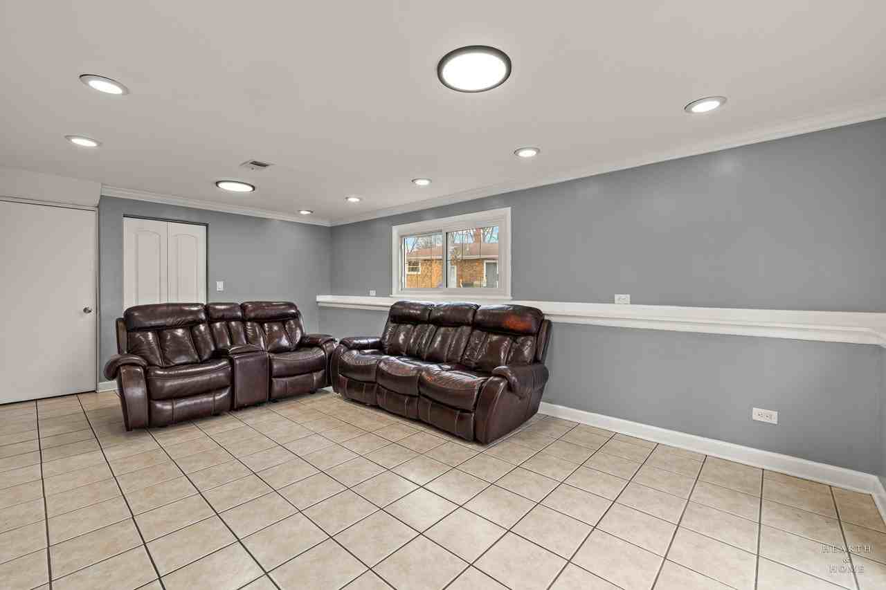 1923 E Pawnee Ln - Photo 3 of 35