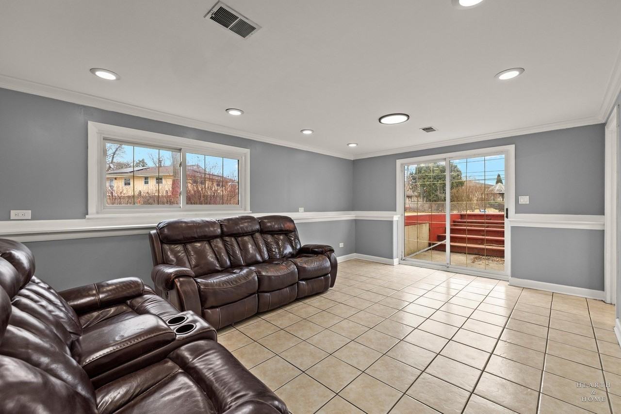 1923 E Pawnee Ln - Photo 4 of 35