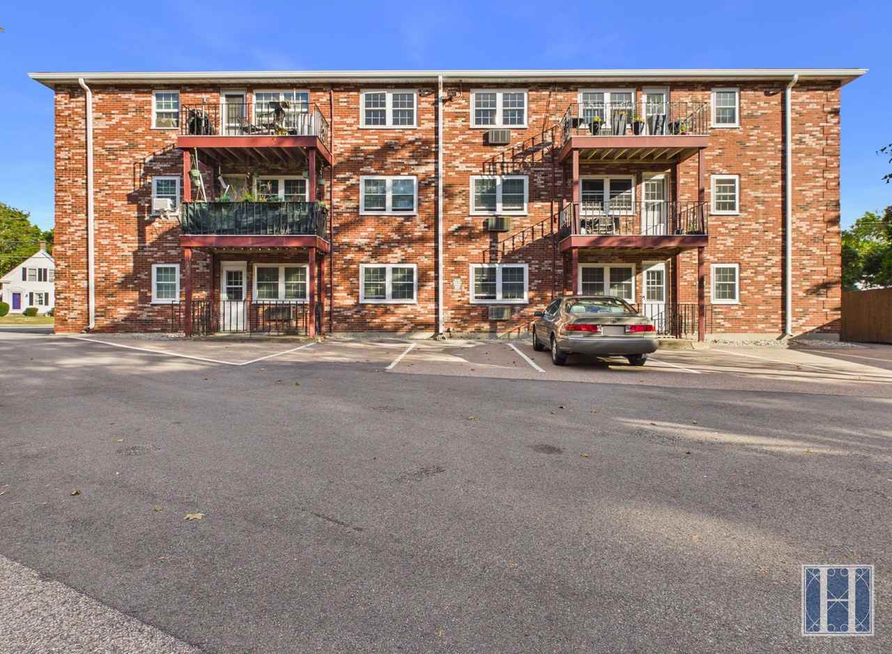 445 Pleasant St - Photo 4 of 4