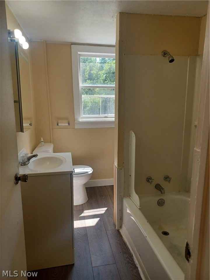 660 4th St Sw - Photo 4 of 32