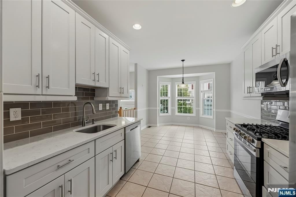 567 Coventry Dr - Photo 2 of 50