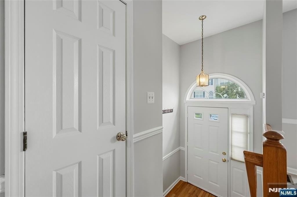 567 Coventry Dr - Photo 3 of 50
