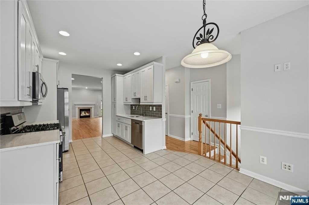 567 Coventry Dr - Photo 6 of 50