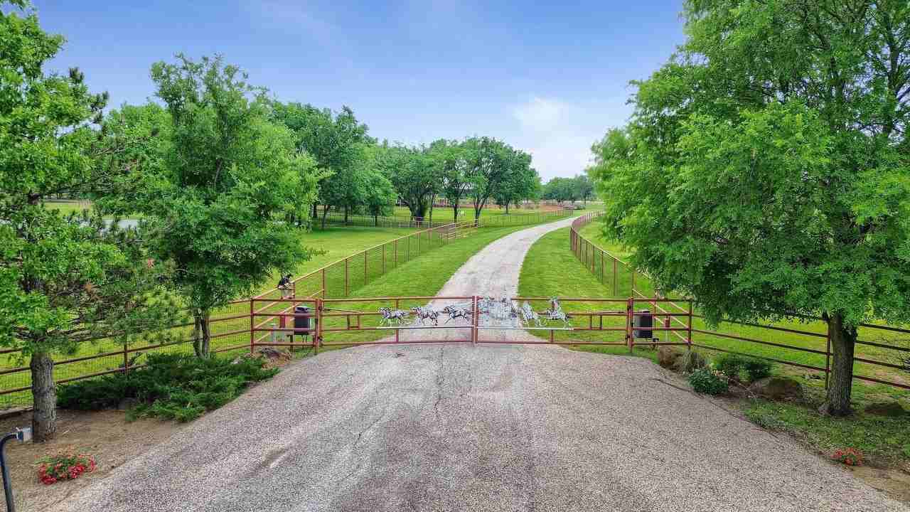 10898 Friendship Rd - Photo 3 of 24