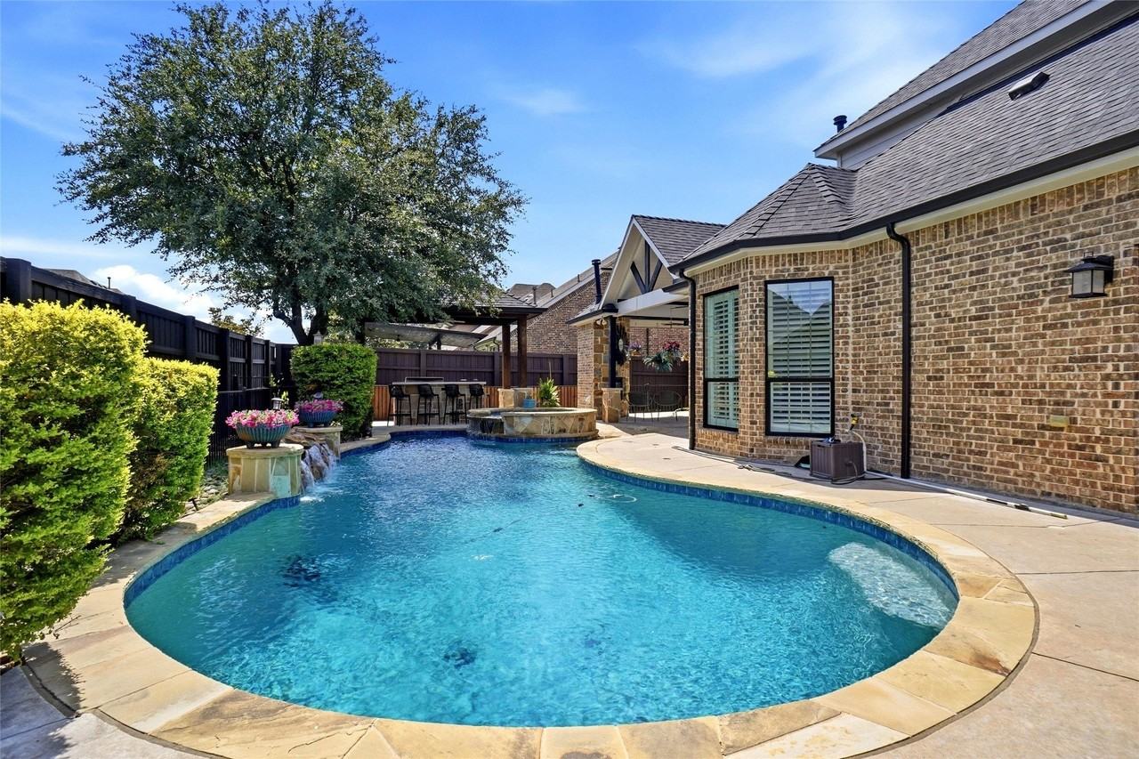 2414 Trophy Club Dr - Photo 2 of 40