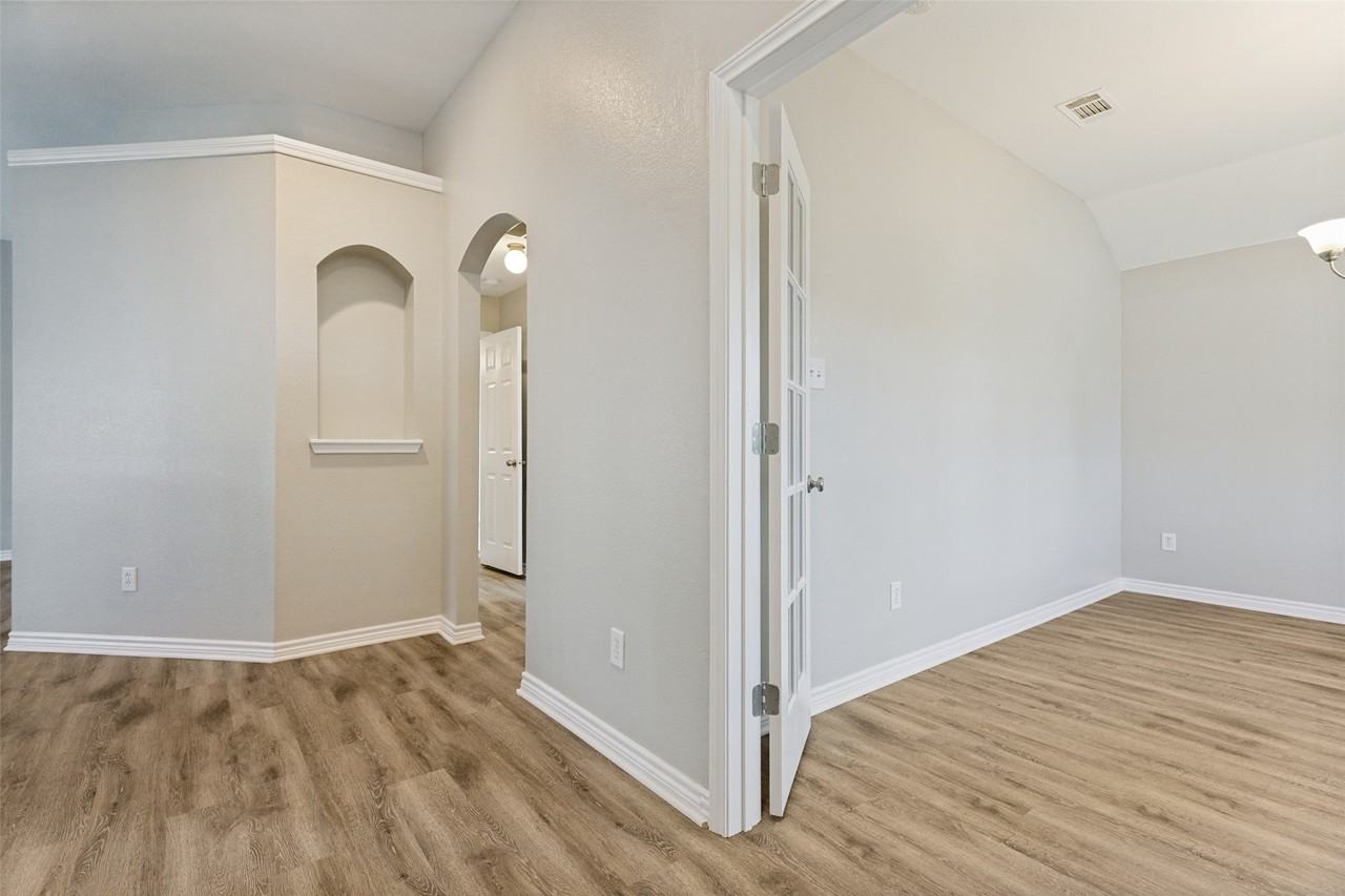417 Brookhollow Ln - Photo 4 of 25