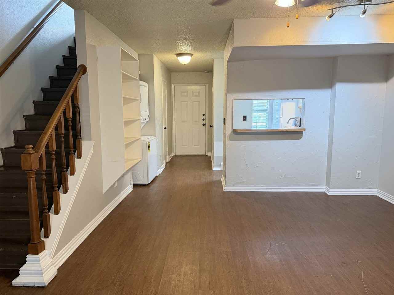 740 W Collins St - Photo 4 of 24