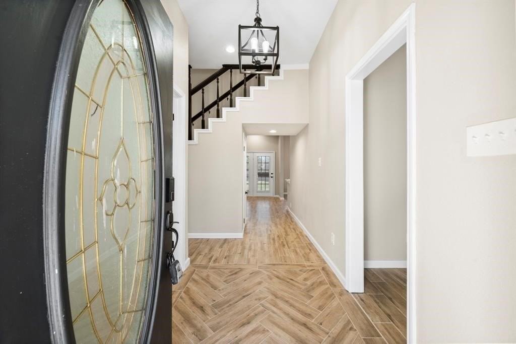 894 Tate St - Photo 3 of 40
