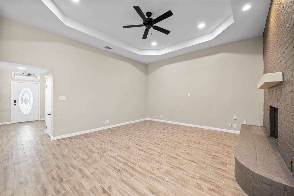 894 Tate St - Photo 6 of 40