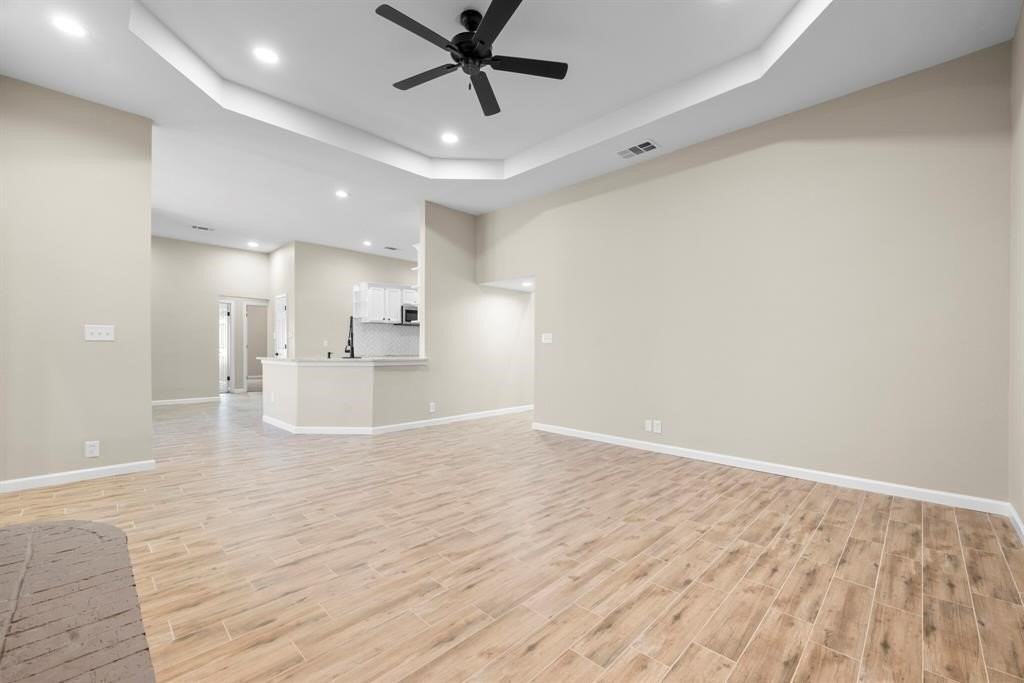 894 Tate St - Photo 7 of 40