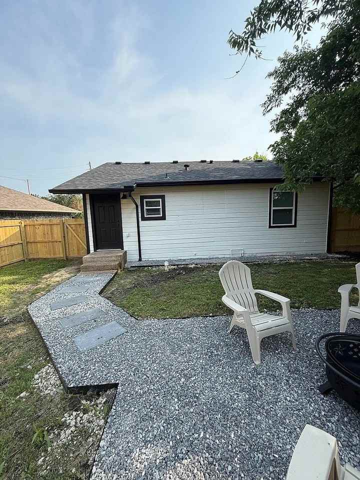 111 E San Antonio Ave - Photo 3 of 10