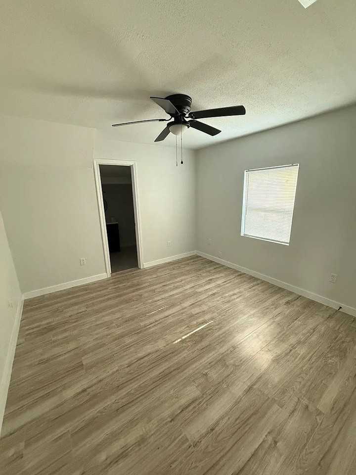111 E San Antonio Ave - Photo 7 of 10