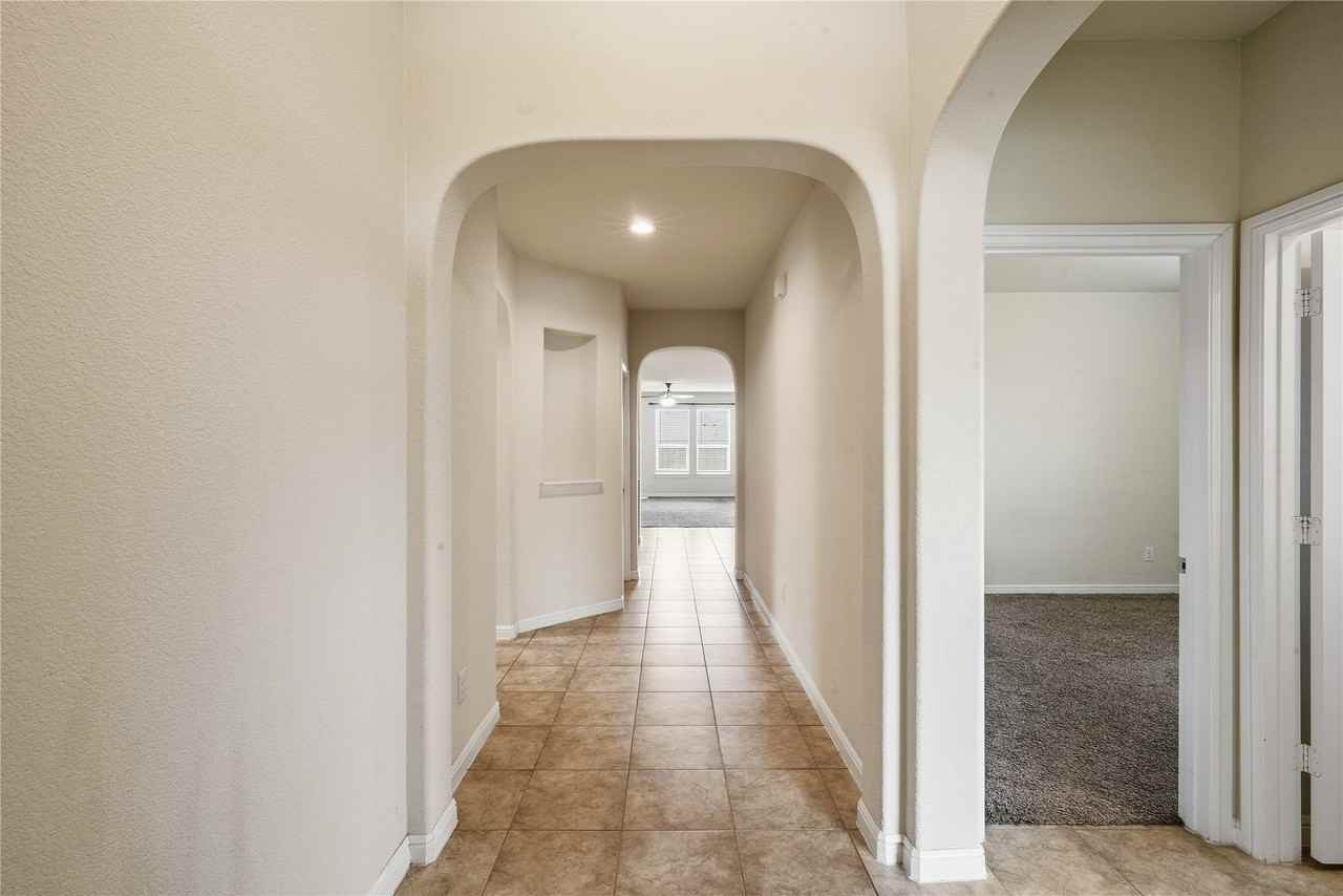 560 Pendennis Dr - Photo 3 of 31