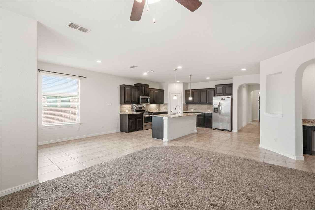 560 Pendennis Dr - Photo 4 of 31