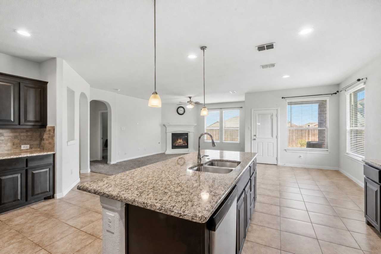 560 Pendennis Dr - Photo 7 of 31