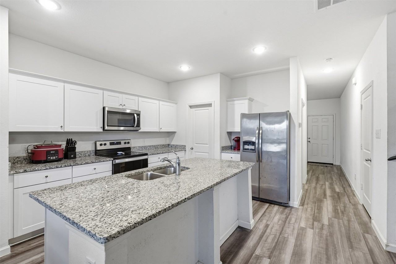 10345 Jameson Ln - Photo 3 of 27