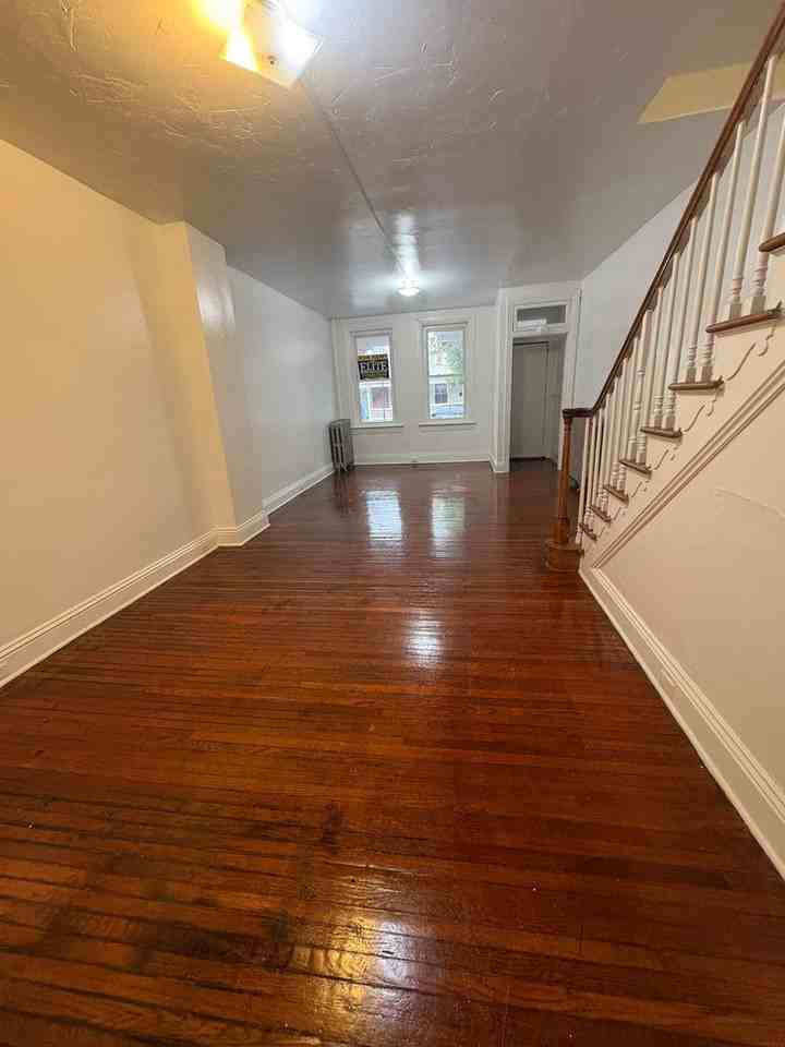 618 W Princess St - Photo 3 of 24