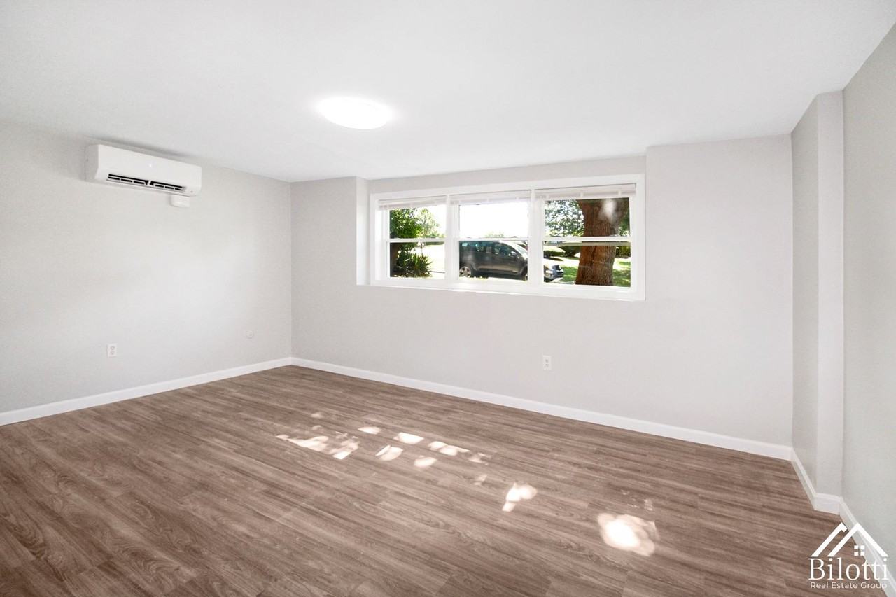 115 Bourne Ave - Photo 2 of 11