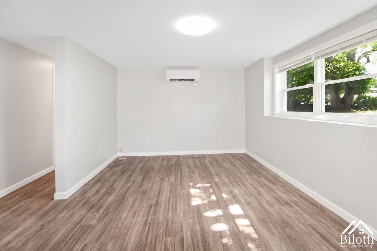 115 Bourne Ave - Photo 3 of 11