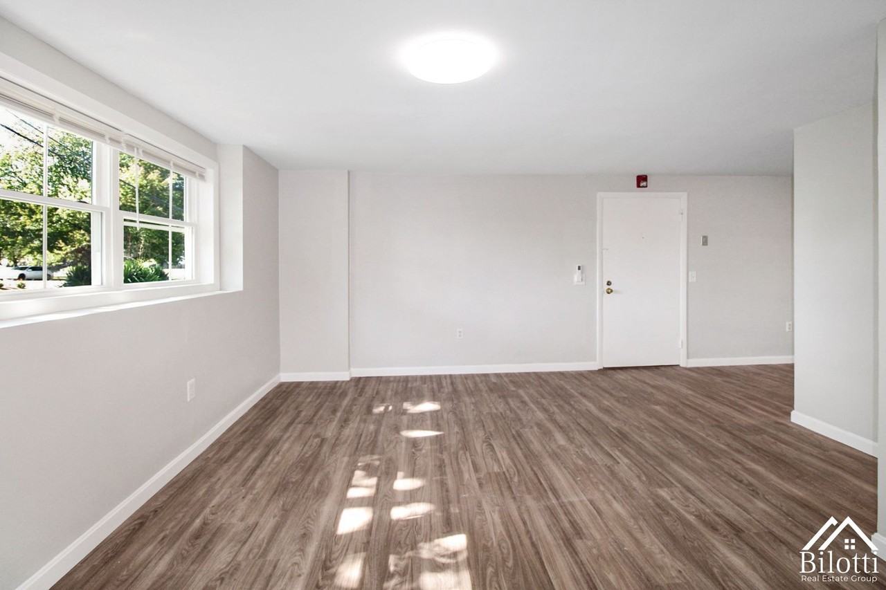 115 Bourne Ave - Photo 4 of 11