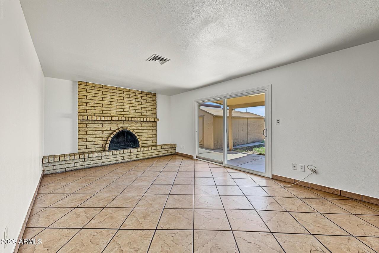 3824 N 86th Ln - Photo 4 of 31