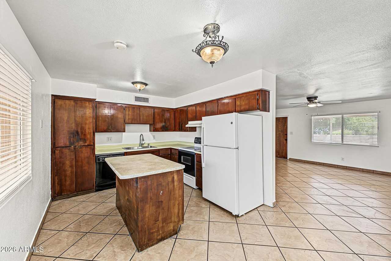 3824 N 86th Ln - Photo 5 of 31