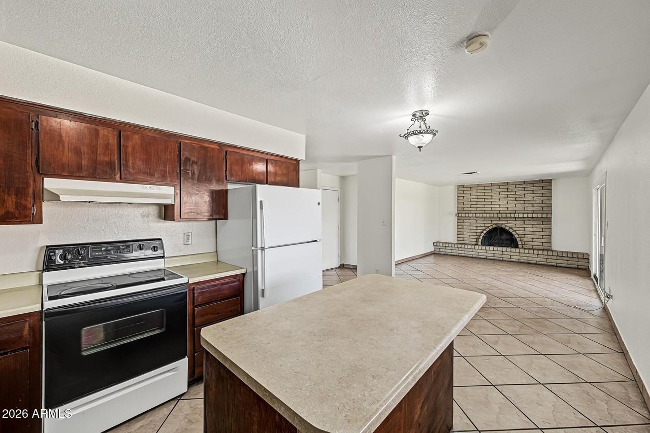 3824 N 86th Ln - Photo 7 of 31
