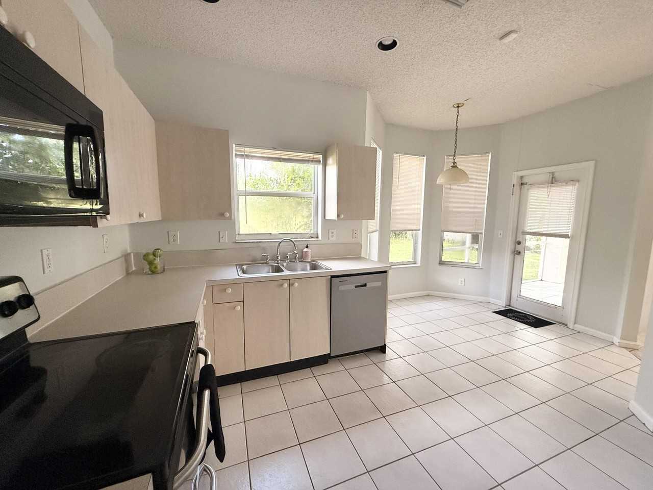 12077 Sunset Point Cir - Photo 3 of 16