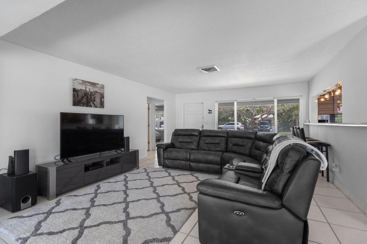 2333 Se 11th St - Photo 5 of 29
