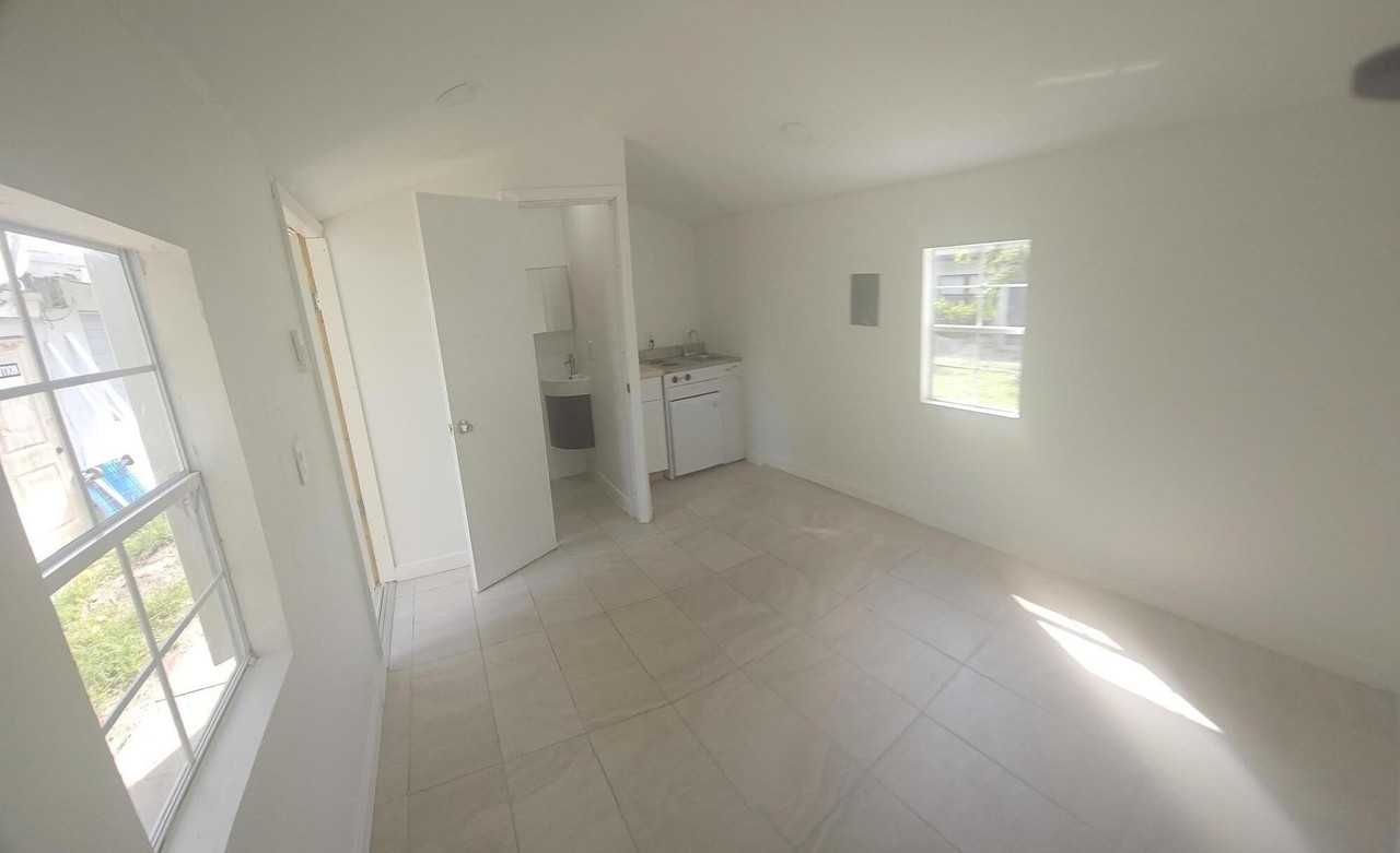 1133 Ne 15th Ave #17 - Photo 5 of 9